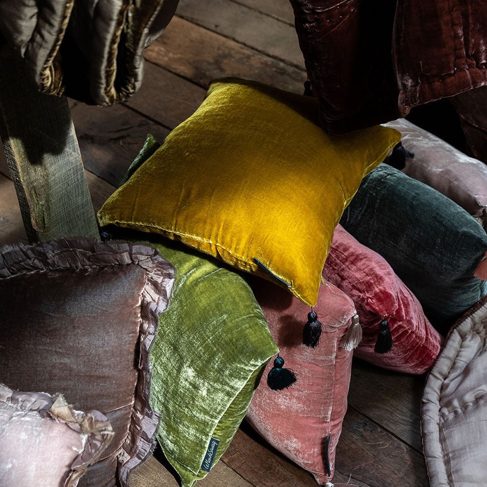 Coussin Goa pompons Antic moss - Le Monde Sauvage