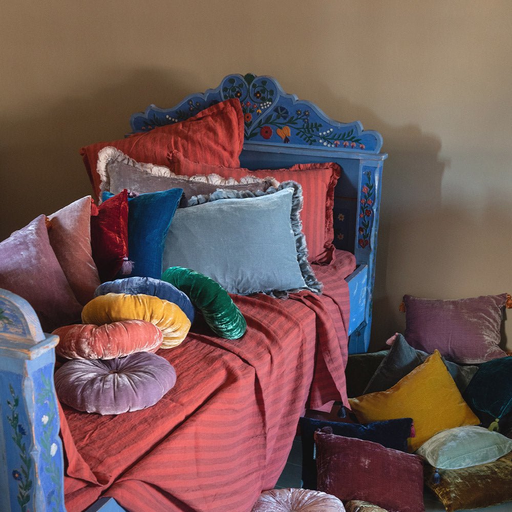 Coussin Goa pompons Shangaï - Le Monde Sauvage
